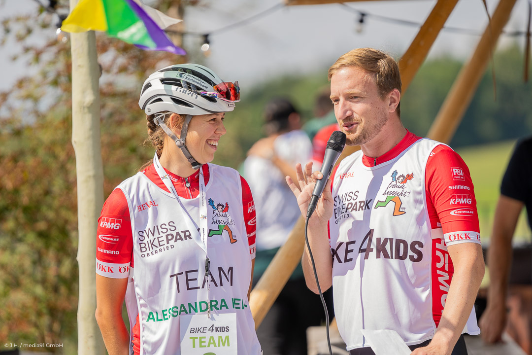 Stefan Büsser interviewt am Bike4Kids 2023 die Mountainbikerin Alessandra Keller